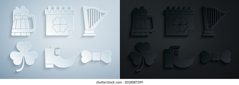 Fijar botas de leprechaun tradicionales, arpa, trébol de cuatro hojas, corbata de vaca, día de Saint Patricks con calendario e icono de tazas de cerveza de madera. Vector