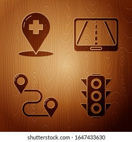 Ajusta el semáforo, el puntero de mapa médico con el hospital de travesía, la ubicación de la ruta y la infografía de la navegación de mapas de la ciudad sobre fondo de madera. Vector