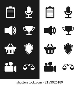 Ajuste la taza de trofeo, el volumen del altavoz, el Portapapeles con el documento, el micrófono, la cesta de compras y el icono Escudo. Vector