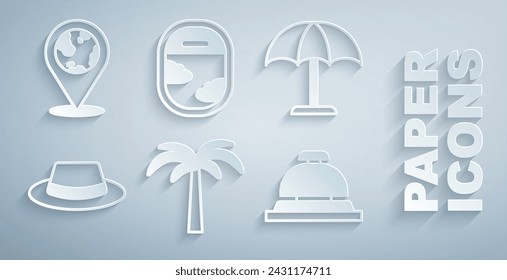 Conjunto de palmera tropical, sombrilla protectora solar, sombrero de hombre con cinta, campana de servicio del hotel, ventana del avión y ubicación del icono del globo terráqueo. Vector