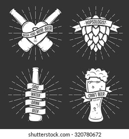 Serie de fotos de cerveza en pantalones. Etiquetas de cerveza, insignias, elementos de diseño. Cintas antiguas con citas divertidas. Frases sobre la cerveza.