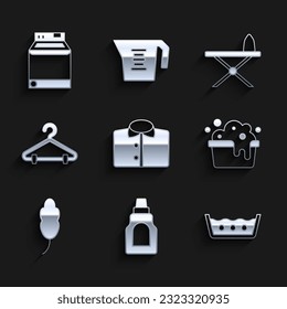 Camiseta, Botella para el agente de limpieza, Lavado de temperatura, Cubierta con suds de jabón, Pluma, Armario de Percha, Plancha y tabla de planchar e icono de lavadora. Vector