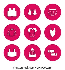 Camiseta, sombrero de invierno, bufanda, traje de baño, camisa, suéter, falda y un icono de Waistcover. Vector