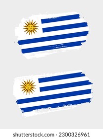 Conjunto de dos banderas pintadas de cepillo creativo del país uruguayo con un fondo sólido