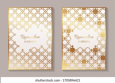 Conjunto de dos tarjetas de felicitación para ramadán con adorno tradicional árabe dorado sobre un fondo blanco.