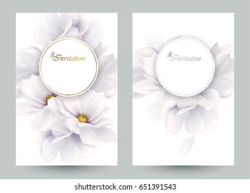 Conjunto de dos cartas de invitación o felicitación con elegante composición floral. Las magnolias blancas en flor formaban una composición en el fondo blanco.