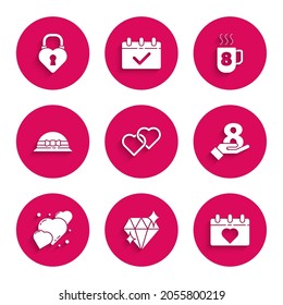 Establecer dos corazones vinculados, Diamante, Calendario con 8 de marzo, mano, sombrero femenino elegante, taza de café y castillo el icono del corazón de forma. Vector