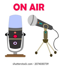 conjunto de dos micrófonos de estudio para grabación de sonido, podcast, transmisión en vivo con el lema ON AIR. Para iconos, logos, sitio web, blogger.