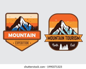 Conjunto de dos símbolos de viaje de mapa topográfico. Emblemas de aventura al aire libre, insignias y parches de logotipo. Sello de campamento de la jungla al estilo vintage. Patrón de mapa con textura de montaña de ciervos y rejilla