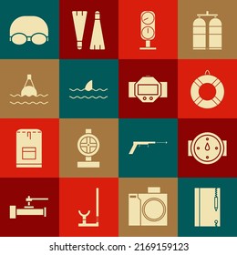 Set Underwater note book and lápiz, Wind rose, Lifebuoy, Gage scale, Shark fin ocean wave, Floating on the sea, Glasses cap for natation y Diving watch icon. Vector