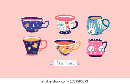 Set aus verschiedenen Tassen mit Tee, Kaffee. Trendy verschiedene Ornamente. Blumen, Beeren, etc. Moderne, handgezeichnet farbene, trendige Vektorgrafik. Cartoon-Stil. Flaches Design. Einzeln auf rosafarbenem Hintergrund.