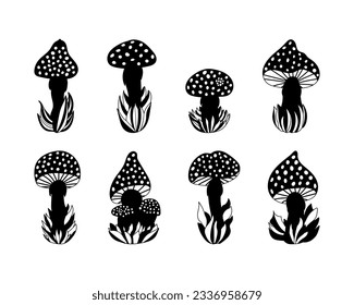 Conjunto de varias siluetas dibujadas a mano de hongos en la hierba, doodle lindo mosca mosca agaric al estilo de dibujos animados, íconos de estilo sólido. Aislado sobre fondo blanco.