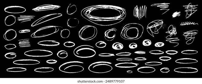 Conjunto de Elementos gráficos gruñones de color blanco llamativo de Vector en fondo negro. Dibujado a mano lápiz garabatear líneas de énfasis, elipses locas, óvalos y círculos. Texturas aisladas del arte callejero del estilo punk