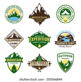 Conjunto de camping vectorial y logotipo de actividad exterior. Etiquetas de turismo y senderismo. 