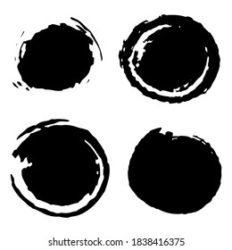 Conjunto de círculos vectoriales enreda pegatinas negras aisladas sobre fondo blanco. Un grupo de etiquetas con bordes desiguales y ásperos dibujados con un pincel de tinta. Elementos de diseño de vectores, 4 cuadros de círculo