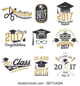 Set von Vector Absolventen Klasse von 2017 Abzeichen. Konzept für Hemd, Druck, Siegel, Overlay oder Stempel, Gruß, Einladungskarte.  Graduationsdesign mit Graduierungskappe und Textklasse von.