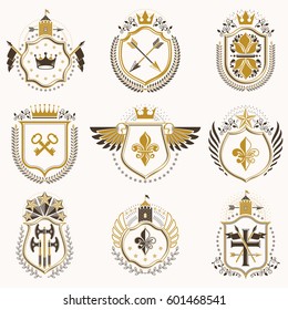 Conjunto de emblemas vectoriales creados con elementos decorativos como coronas, estrellas, alas de pájaro, armadura y animales.  Colección de escudos heráldicos.