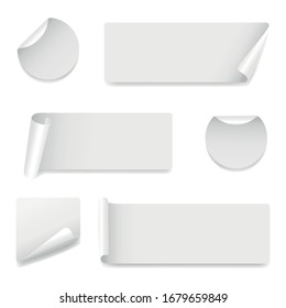 Conjunto de etiquetas vectoriales de papel blanco de diferentes formas con esquinas curvadas aisladas en fondo blanco. Forma redonda, cintas, cuadrada, rectangular.