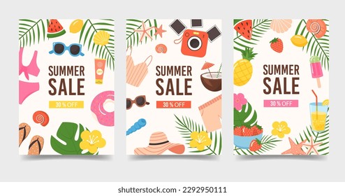 Eine Reihe von vertikalen Flyer-Vorlagen für die Verkaufsförderung im Sommer. Werbebanner mit tropischen Blättern, Früchten, Blumen und Urlaubsartikeln. Flache bunter Vektorgrafik. 