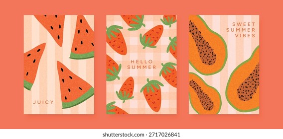 Conjunto de postales de frutas de Vertical con sandía, fresa y papaya sobre fondos a rayas y cuadros. Diseño brillante y jugoso para tarjetas, carteles, promociones y Web.