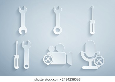 Servicio de cámara de vídeo, destornillador y llave, micrófono, llave e icono. Vector