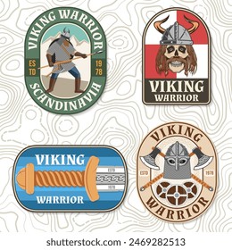 Conjunto de logos de guerreros vikingos, insignias, pegatinas. Ilustración vectorial. Para emblemas, etiquetas y parches. Parche de diseño heráldico escudo con un hacha de batalla cruzada, espada y cráneo guerrero vikingo