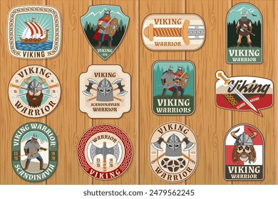 Conjunto de logotipos de guerreiros viking, distintivos, adesivos. Ilustração vetorial. Para emblemas, rótulos e patch. Patch design escudo heráldico com um viking no capacete com espada de batalha cruzada e machado