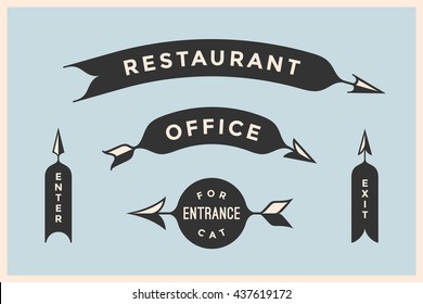 Conjunto de setas vintage e banners com inscrição Restaurante, Escritório, Entrada, Entrar, Saída. Elementos de design em sinais de seta de estilo retro no fundo da cor. Ilustração vetorial
