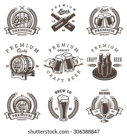 Conjunto de emblemas de cervejaria vintage, etiquetas, logotipos, emblemas e elementos projetados. Estilo monocromático. Isolado em fundo branco