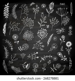 Ensemble d'Éléments Floraux Vintage Dessinés à la Main. Fleurs, éléments floraux, coeurs et flèches pour la conception estivale et rétro. Style de tableau de bord dessiné à la main