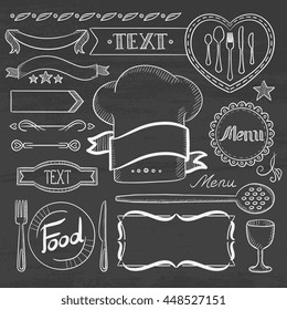 Conjunto de etiquetas vintage, cintas, marcos, banners, logo y anuncios para restaurantes de comida en la pizarra. Mano dibujada en tiza en una ilustración de dibujo vectorial de pizarra.