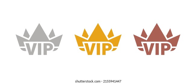 Juego de insignias VIP de color oro, plata y bronce con corona. Su nivel con respecto al color. La etiqueta de lujo con tres niveles de vip. Ilustración vectorial.