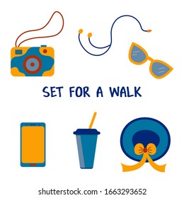 Colorido dibujo animado. Cámara, sombrero, gafas de sol, auriculares, smartphone, una taza de café. Color azul y amarillo. Vector