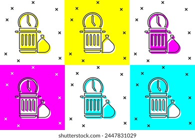 Establecer el icono de pérdida de tiempo aislado en el fondo de color. Cubo de basura. Cartel del cubo de basura. Icono de reciclar cesta. Icono de papelera de oficina.  Vector