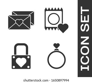 Coloque anillos de boda, sobre con el corazón de San Valentín, candado y corazón y condón en el icono del paquete. Vector