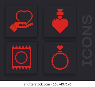 Set Hochzeitsringe, Heart on hand, Flasche mit Liebestrank und Kondom in Paket-Symbol. Vektorillustration