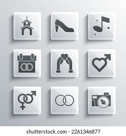 Colocar anillos de boda, cámara fotográfica, corazón con género masculino, arco, género, calendario, edificio de iglesia e icono de nota musical. Vector