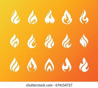 Conjunto de iconos de llama blanca. Fuego caliente, antorcha, símbolo de fuego. Forma de gota de agua. Logo de la industria del petróleo y el gas aislado en un fondo naranja brillante.