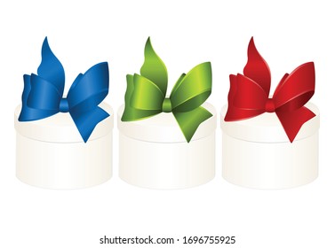 Conjunto de cajas de regalo blancas con arco multicolor aislado en fondo blanco.