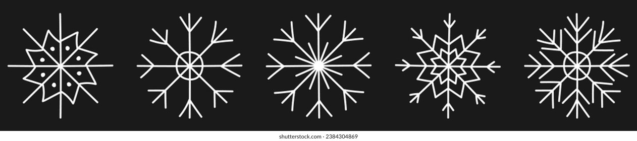 Conjunto de iconos blancos de copos de nieve dibujados a mano aislados en fondo negro
