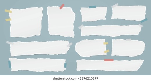 Conjunto de tiras de papel blanco. la hoja de bloc de notas con un colorido tipo adhesivo y una sombra suave se encuentra en el fondo azul para texto, notas y anuncios.