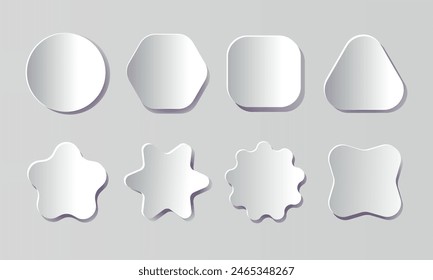 Un conjunto de insignias 3D blancas y realistas en diferentes Formas aisladas sobre un fondo gris. Corte de papel y estilo artesanal. Elementos para su diseño.   Etiqueta, insignia, Botón con espacio vacío para la inserción.