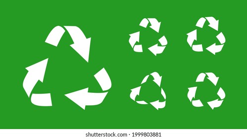 Conjunto de símbolos triangulares de reciclado de silueta blanca. Los iconos son un mundo respetuoso con el medio ambiente. Signo de fondos ecológicamente puros. Logo con recursos reciclados. Concepto de ecología Isolación de ilustraciones vectoriales