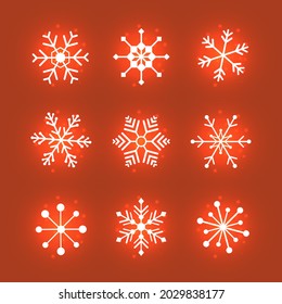 Conjunto de copos de nieve blancos efecto luz iconos de varios estilos.Diseñar elementos de cristal para la decoración tarjeta de Navidad, festivo, la temperatura, sobre un fondo rojo.Símbolo invernal. Frío. Ilustración vectorial.