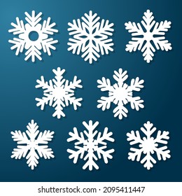 Set von weißen Schneeflocken auf blauem Hintergrund. Dekorative Gegenstände zu Weihnachten, Neujahr. festliche Dekoration. Vektorgrafik.