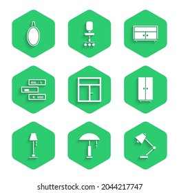 Ponga la ventana en la habitación, lámpara de mesa, armario, piso, estante con libros, el pecho de los cajones y el icono de espejo. Vector