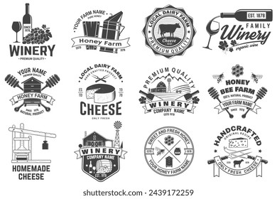 Conjunto de empresa de vino, familia de queso, abeja miel granja de diseño de insignia. Plantilla para logotipo, diseño de marca con bloque de queso, vaso de vino, botella, granja de leche. Ilustración vectorial. Producto hecho a mano