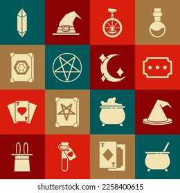 Poner caldero de bruja, sombrero, boleto, unicciclo o bicicleta de una rueda, Pentagram en círculo, libro de magia antigua, piedra mágica y luna e icono de estrellas. Vector