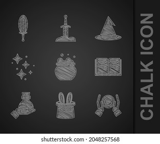 Poner caldera de bruja, sombrero mago y orejas de conejo, mano de bola, libro de magia antigua, botella con poción, estrellas de esparkle y icono de espada en fuego. Vector