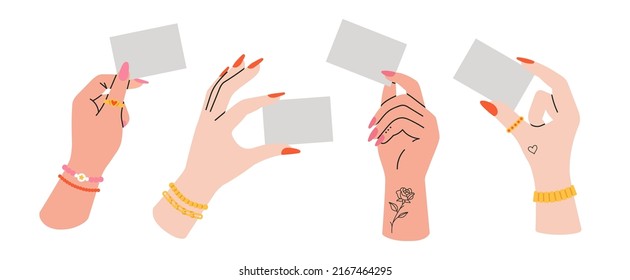 Juego con las manos de las mujeres con una tarjeta de visita. Plantilla con hoja de papel en blanco para su información.
Un diseño colorido y frío. Manos con tatuajes y joyas.
Ilustración vectorial dibujada por mano